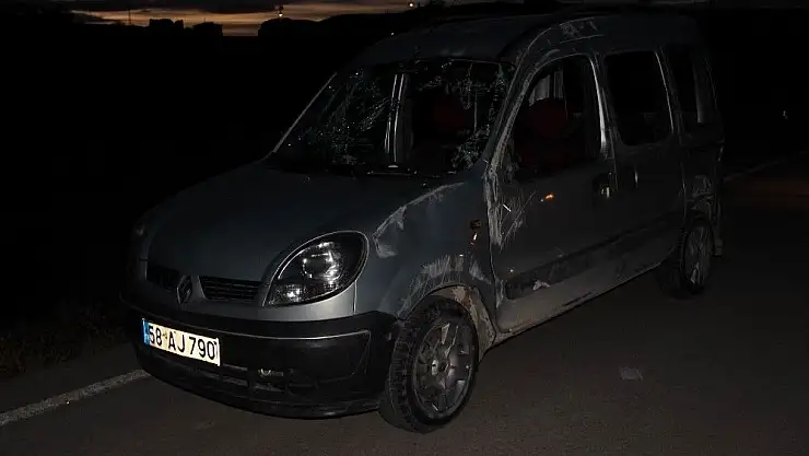 'Sivas´ta iki hafif ticari araç çarpıştı: 3 yaralı'