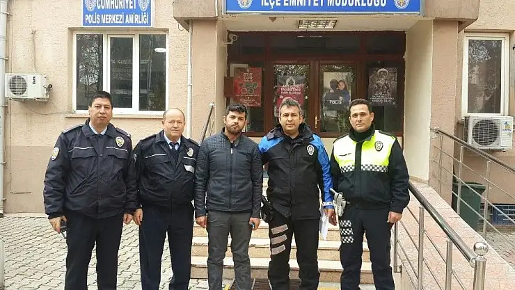 'ATM´de unutulan parayı sahibine teslim etti'