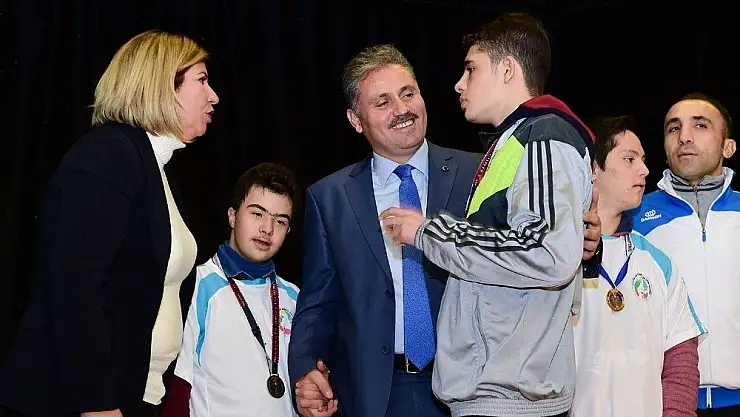 Belediye Başkanı Çakır başarılı sporcuları ödüllendirdi