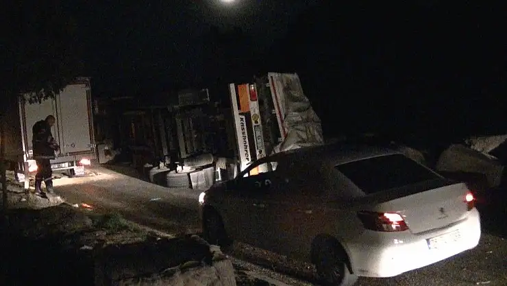 'Pamuk yüklü tır yan yattı: 1 yaralı'