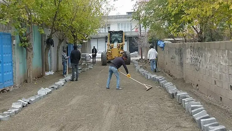 'Kahta ilçesinde kilit parke taşı döşeme çalışmaları devam ediyor'