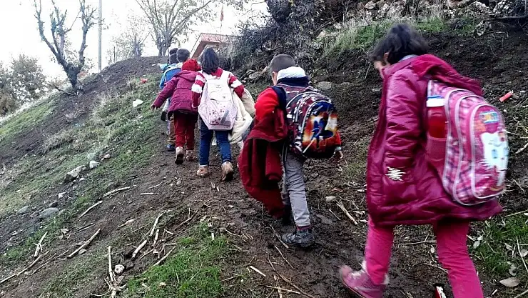 'Öğrenciler çamurlu patika yolda okula gidiyor'