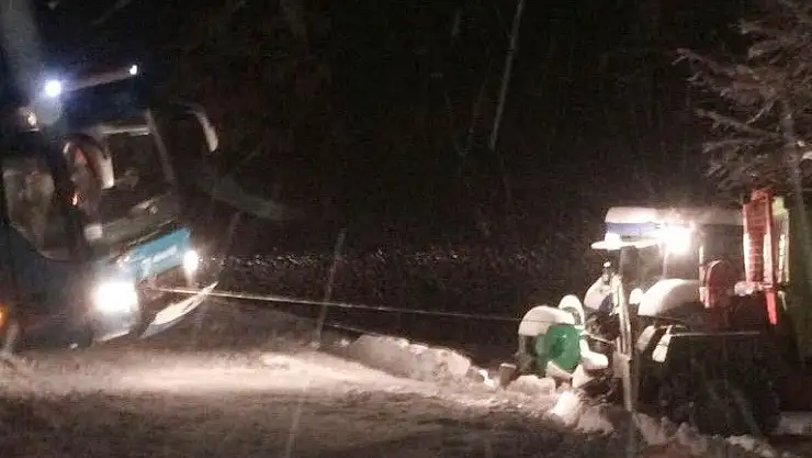 'Otobüs köy yolunda mahsur kaldı'