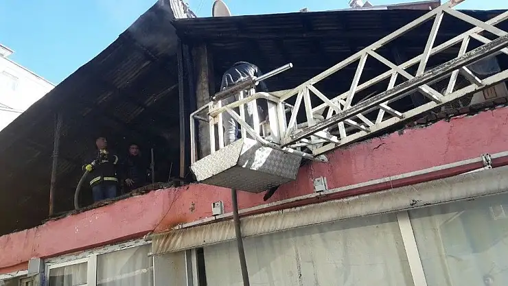 'Elazığ´da 6 iş yerinin çatısı yandı'