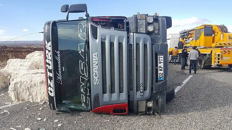 'Pamuk yüklü tır devrildi: 1 yaralı'