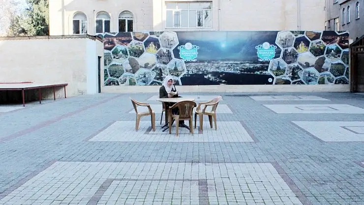 '(Özel Haber) Kitap okuma etkinliği tek kişiyle başlayıp tek kişiyle bitti'