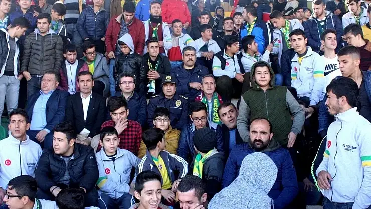 'Vali ve protokol üyeleri maçı tribünde izledi'