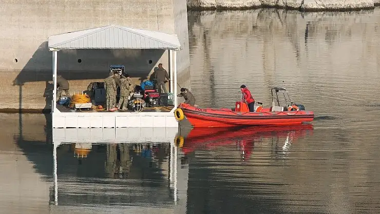 'Genç kızı, Deniz Kuvvetleri´nin özel ekibi su altı robotu ile arıyor'