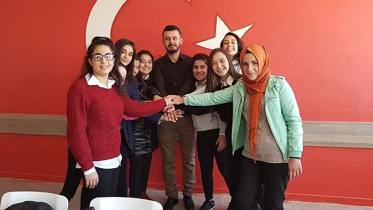 'Sınıflarını, Türk bayrağıyla donattılar'