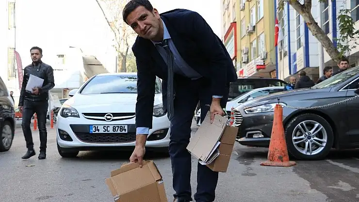 'Takım elbisesiyle atık kağıt topluyor'