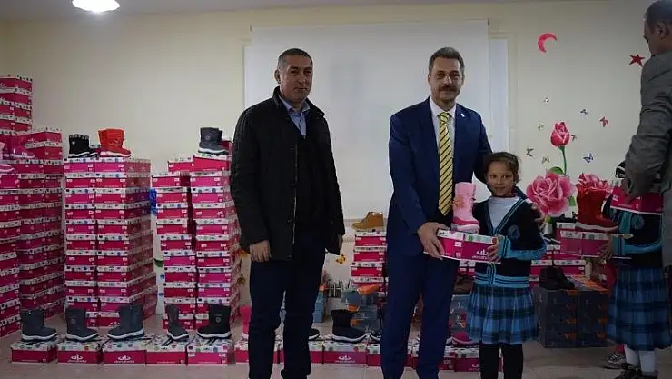 'Besni´de hayırsever iş adamından öğrencilere bot yardımı'