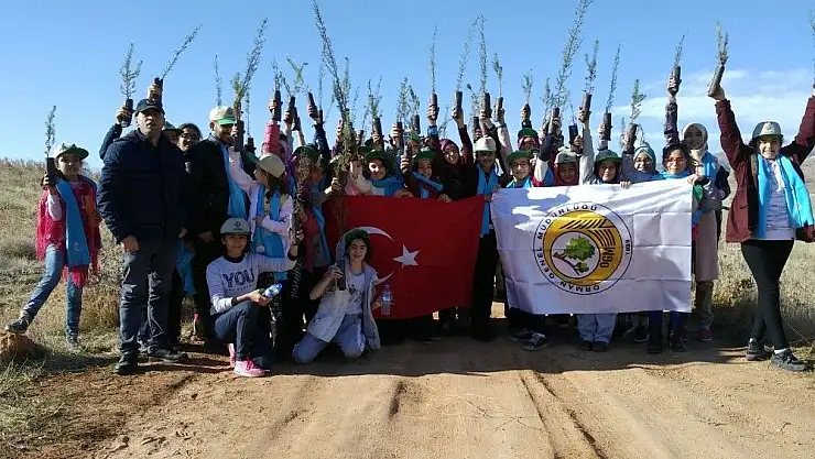 'Öğrenciler fidanları toprakla buluşturdu'