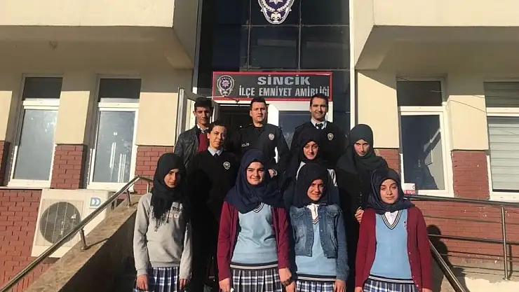 'Öğrenciler polislerle bir araya geldi'