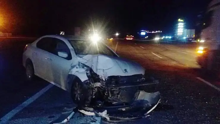 'Otomobil tıra çarptı'