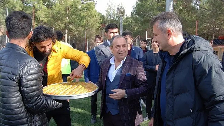 'STK başkanlarından futbolculara tatlı ikramı'