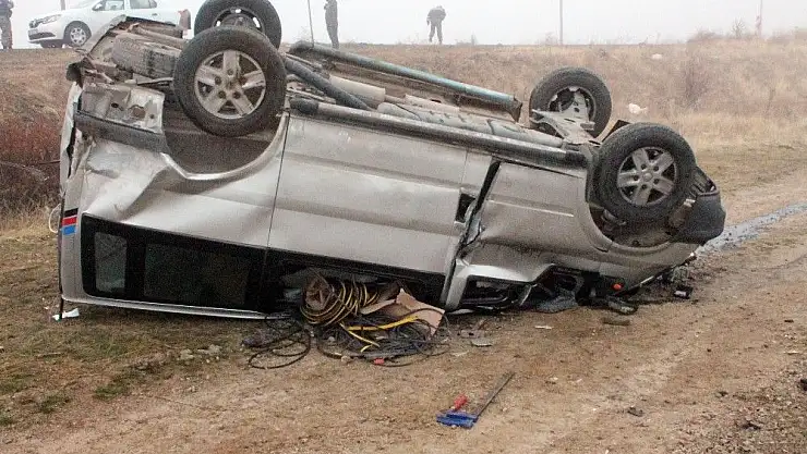 'Elazığ´da minibüs şarampole yuvarlandı: 3 yaralı'