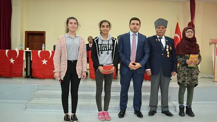 'Kıbrıs Gazisi, gazilik maaşıyla öğrencilere kırtasiye malzemesi dağıttı'