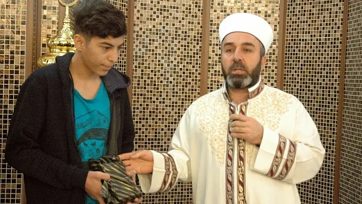 'Camide telefonu çalınan öğrenciye cemaat yeni telefon aldı'