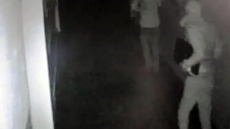 'Dizüstü bilgisayar çalan hırsızlar önce kameraya sonra polise yakalandı'
