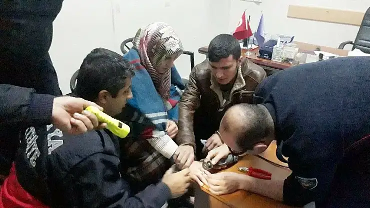 Malatya itfaiyesi sıkışan yüzüğü keserek çıkardı