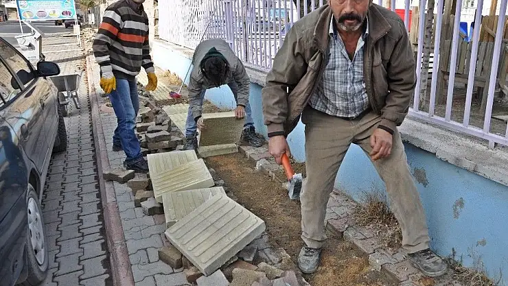 'Gölbaşı ilçesinde görme engelliler için kaldırımlara iz yolu yapılıyor'