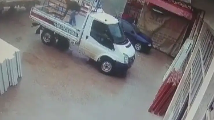'Kamyonete yüklediği kapı kafasında kırıldı'