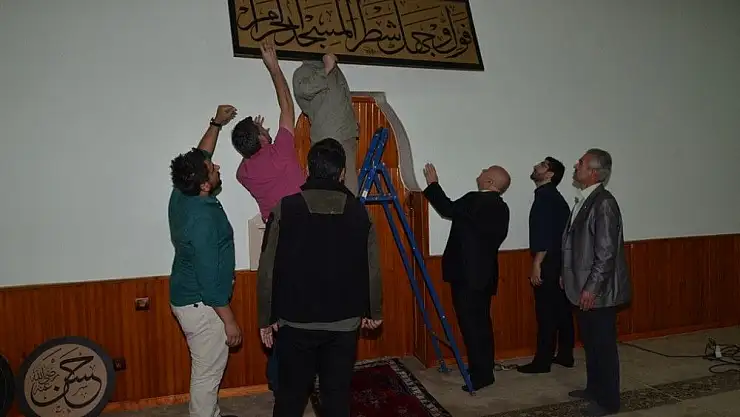 'Cami Duvarları Hüsn-i Hat eserleriyle süslendi'