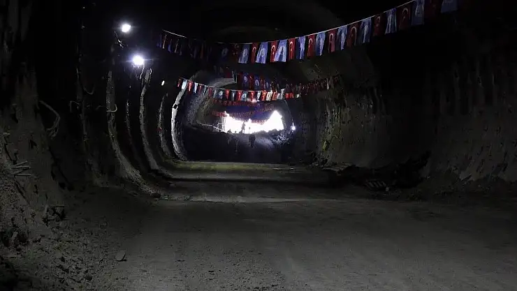 'İlk ışık görünen Mevlana Tüneli´ni yürüyerek geçtiler'