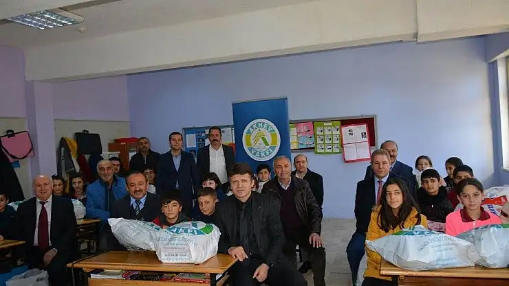 'Akıncılar´da öğrencilere giysi yardımı'