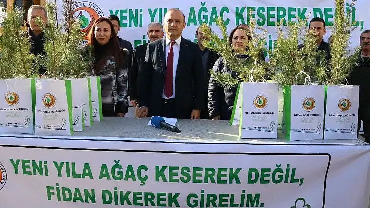 Malatya'da Yeni yıl öncesi ücretsiz çam fidanı dağıtıldı