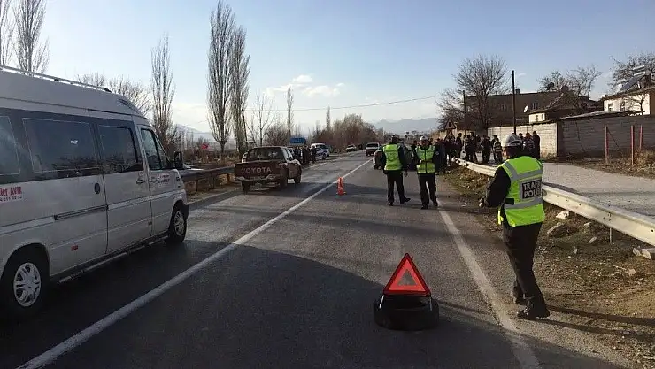 'Yolun karşısına geçmek isteyen çocuğa otomobil çarptı'