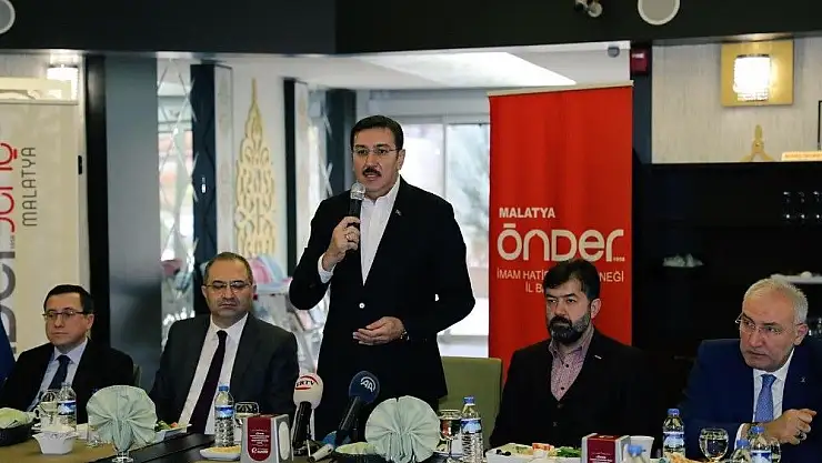 Bakan Tüfenkci İmam Hatipliler Derneği üyeleriyle bir araya geldi