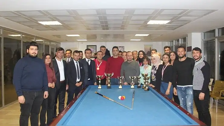 'Bilardo şampiyonları madalyalarını aldı'
