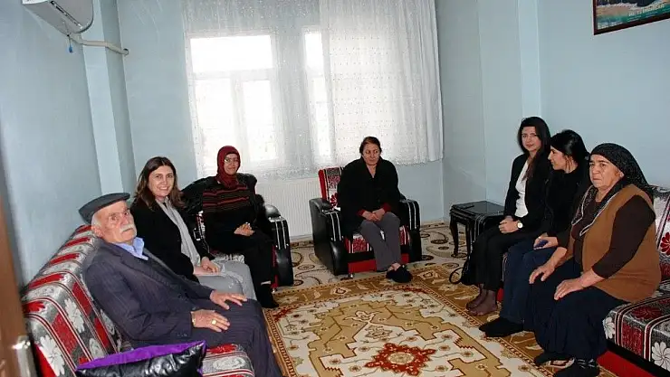 'Protokol mensuplarının eşleri şehit ailelerini ziyaret etti'