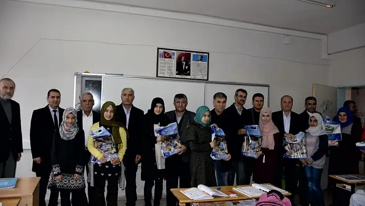'Bin öğrenciye  6 bin yardımcı ders kitabı dağıtıldı'