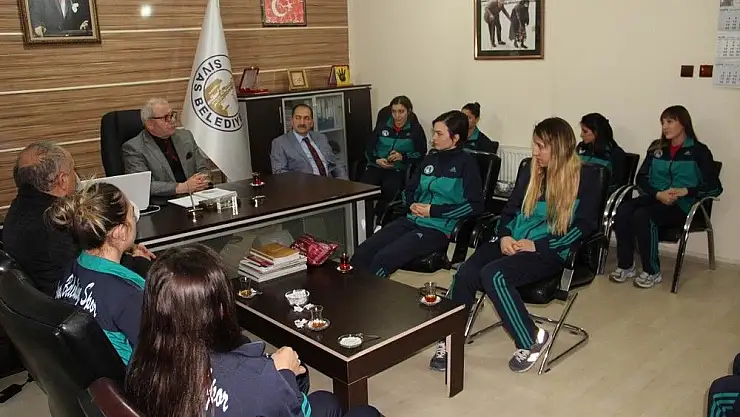 'Hentbolcular Gıda Bankası´na destek istedi'