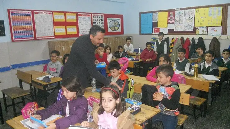 'İş adamı Akcan´dan öğrencilere kırtasiye yardımı'