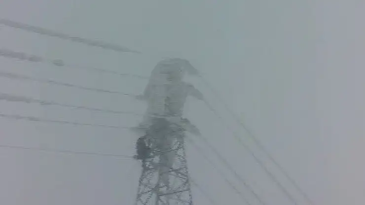 'Enerji timleri 25 metre yükseklikte enerji hattında buz kırıyor'