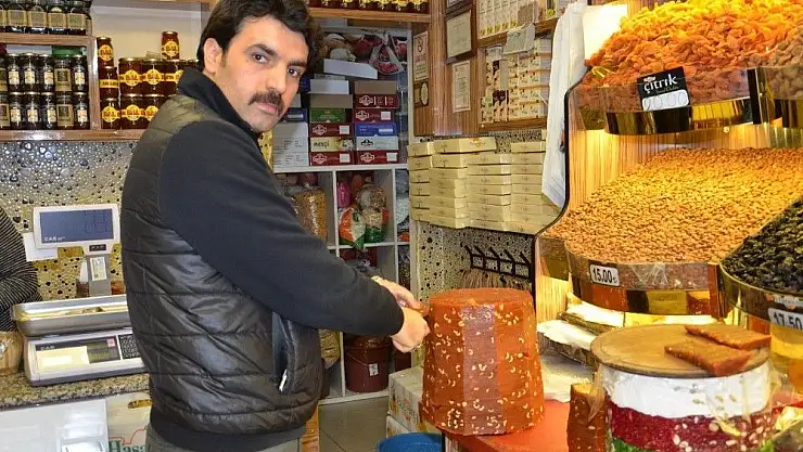 Kayısıdan elde ettikleri ürünleri pazarlayarak mağaza zinciri kurdular