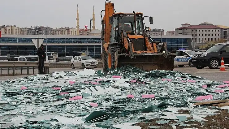 'Tırdan düşen 8 ton cam karayoluna saçıldı'
