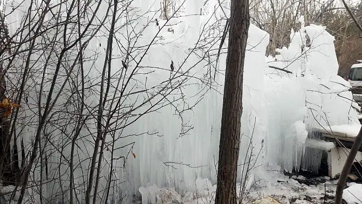 'Patlayan borudan fışkıran su buz tuttu'