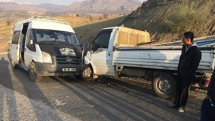 'Kamyonet ile yolcu minibüsü çarpıştı: 3 Yaralı'
