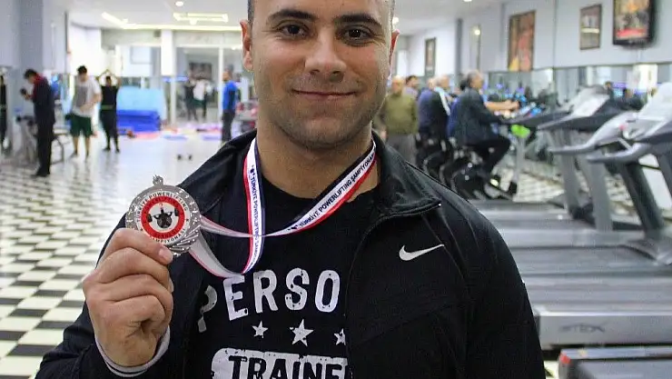 'Powerlifting´te 235 kilo kaldırarak Türkiye ikincisi oldu'
