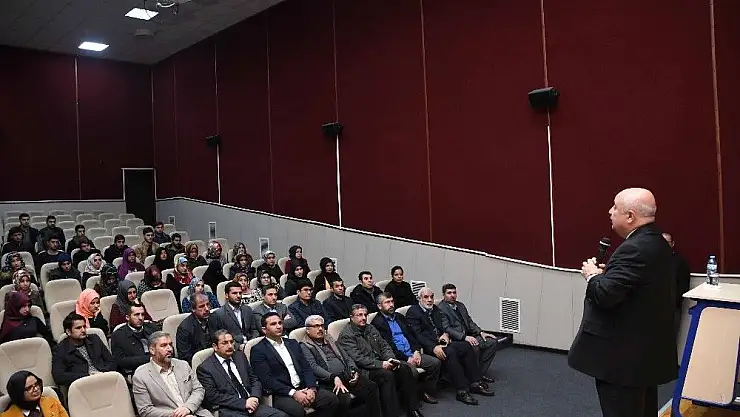 'Yeni dönemin ilk dersini Rektör Gönüllü verdi'