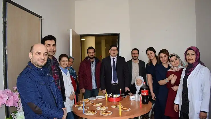 'Tedavi gören hastaya doğum günü sürprizi'