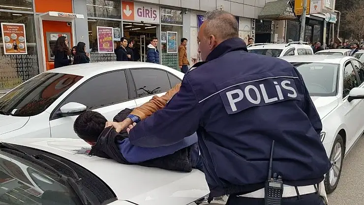 'Plakasız motosiklet sahibi polisle kavga etti'