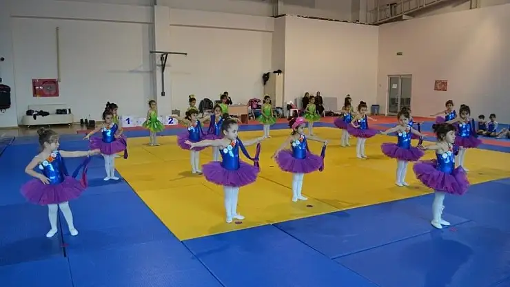 'Minik jimnastikçiler hünerlerini sergiledi'