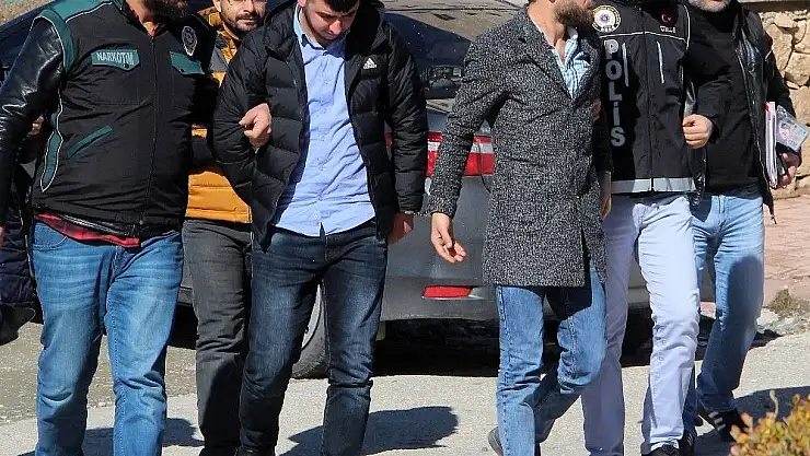 'Kadının tekme tokat saldırdığı uyuşturucu taciri kadınla birlikte 3 şüpheli tutuklandı'
