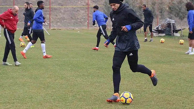 'Evkur Yeni Malatyaspor yağmur altında çalıştı'