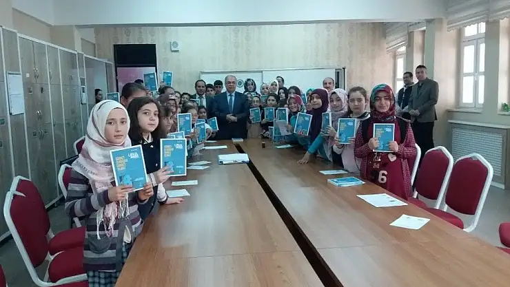'Başkan Kutlu öğrencilere kitap dağıttı'